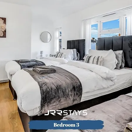 Bordesley - 3 Bedroom, Sleeps 7, Wi-fi , Parking - Jrr
